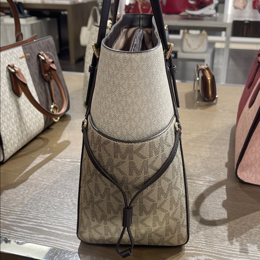 MICHAEL KORS Voyager Lg Color-Block Metallic Signature Logo EW Tote
Brown
NWT - Picture 6 of 16